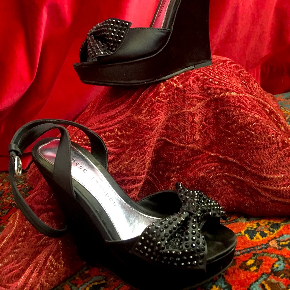 Ladies Black Bowtie Wedge Size 6.5M